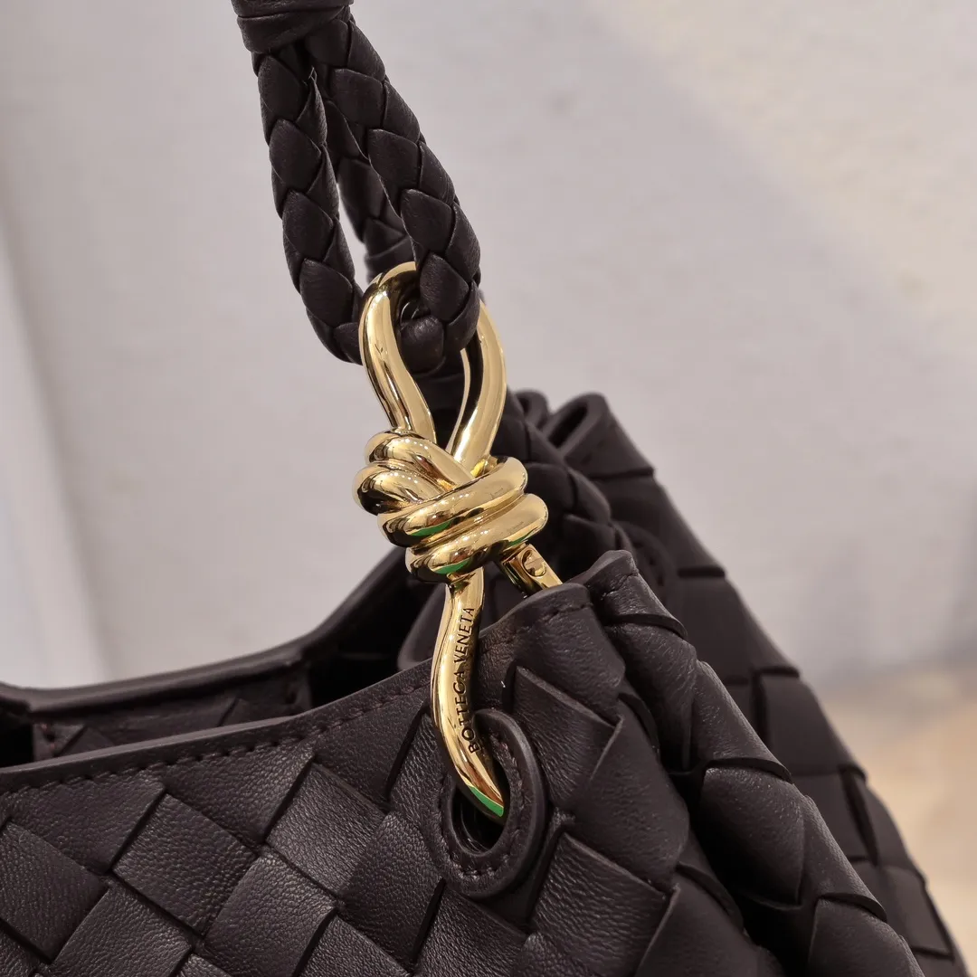 Batch 1760 BV home is new! Andiamo combines Bottega Veneta archives parachute handbags to inherit retro elements and integrate modern trends. The same style as Shu Qi's Beijing Night. It is a continuation of the classic bag. It has three functions: hand carry, shoulder and cross-body. It is embellished with metal brass knot buckles. The capacity of the small one is amazing. It can easily hold sunglasses in a box/small bottle of water/powder powder/charger and other daily necessities when going out. The upper body is versatile. Style number: 6569 Size: 21*17*16.5cm
